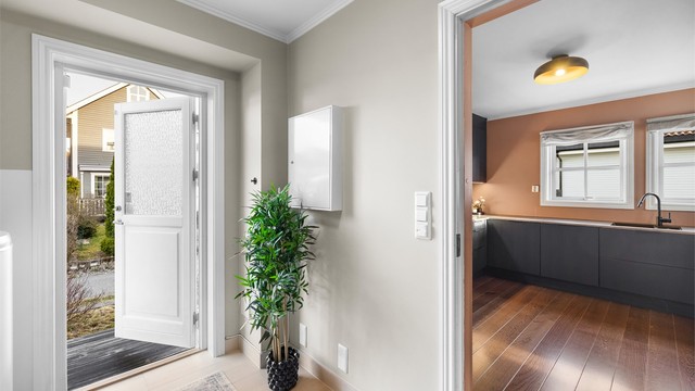 Fra vaskerommet er det direkte tilgang til kjøkkenet, noe som forenkler hverdagslogistikken.