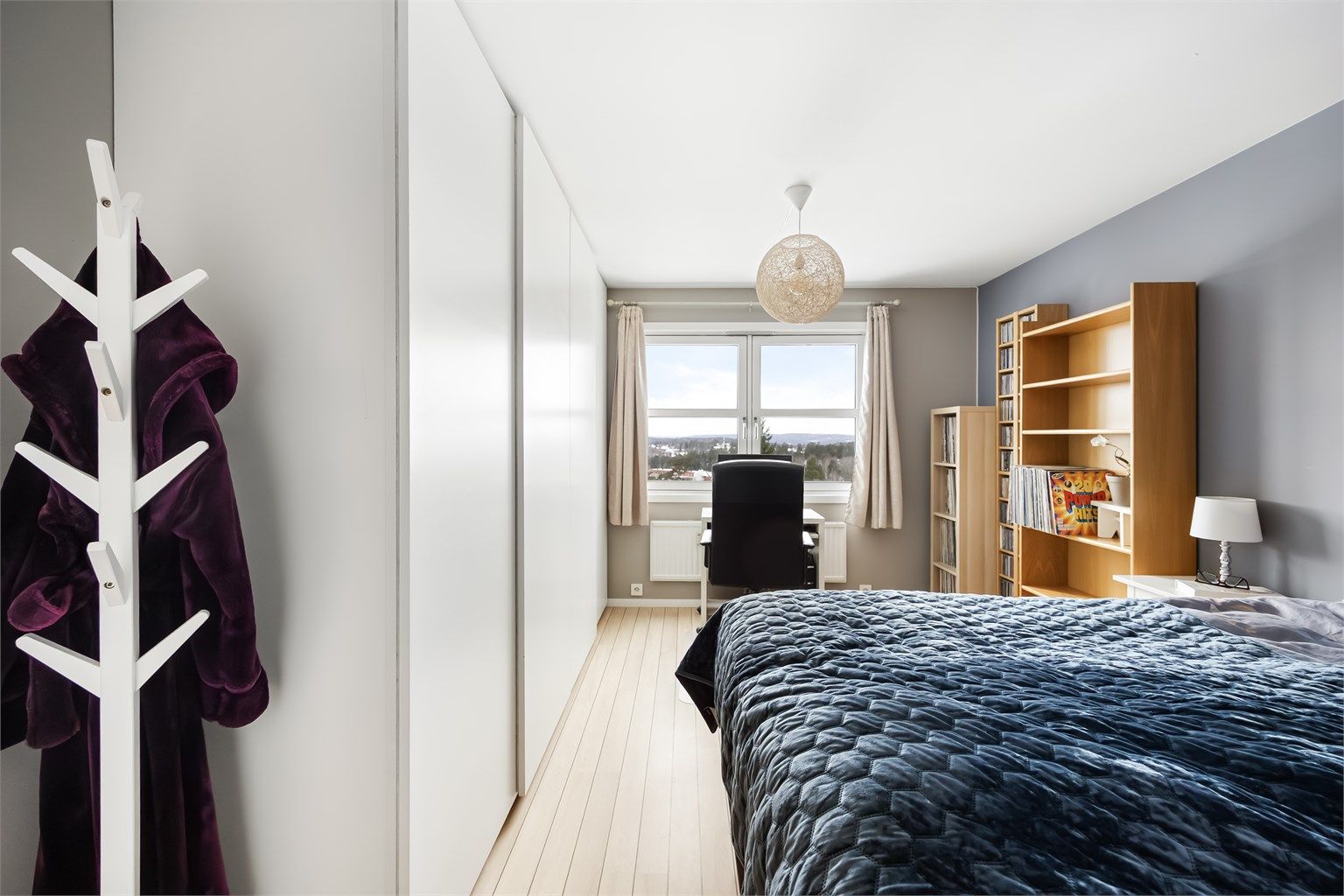  Hovedsoverommet har plass til dobbeltseng og skyvedørsgarderobe.