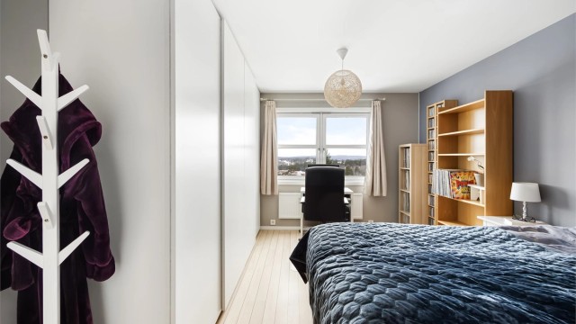 Hovedsoverommet har plass til dobbeltseng og skyvedørsgarderobe.