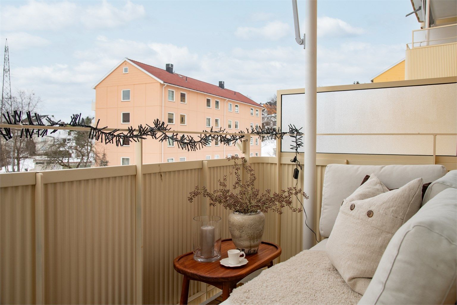  Beliggenheten er perfekt for deg som ønsker en kombinasjon av en sentral beliggenhet og et grønt, rolig bomiljø. 