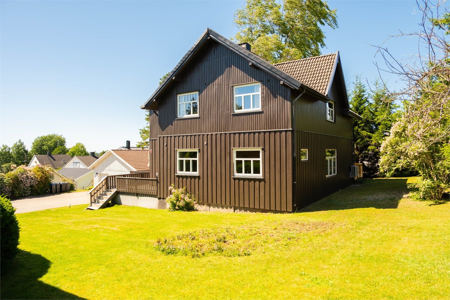 En skjermet og romslig, tomt på 972 kvm. gir familien mye tumleplass i egne omgivelser utendørs.