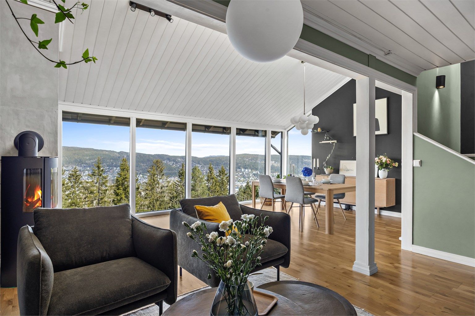 Meget pen vertikaldelt bolig med 3 soverom, moderne kjøkken og bad, samt suveren utsikt over Drammen. 
Foto: Stine Prøitz Jørgensen