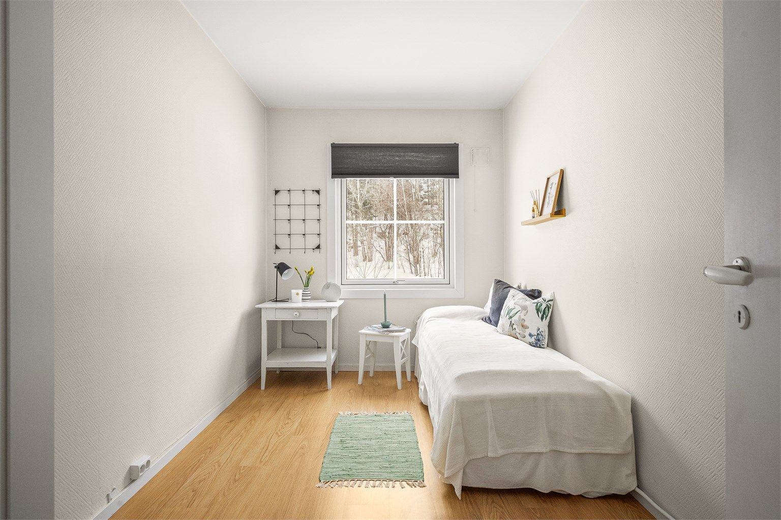 Det andre soverommet egner seg godt som barnerom, gjesterom eller kontor.