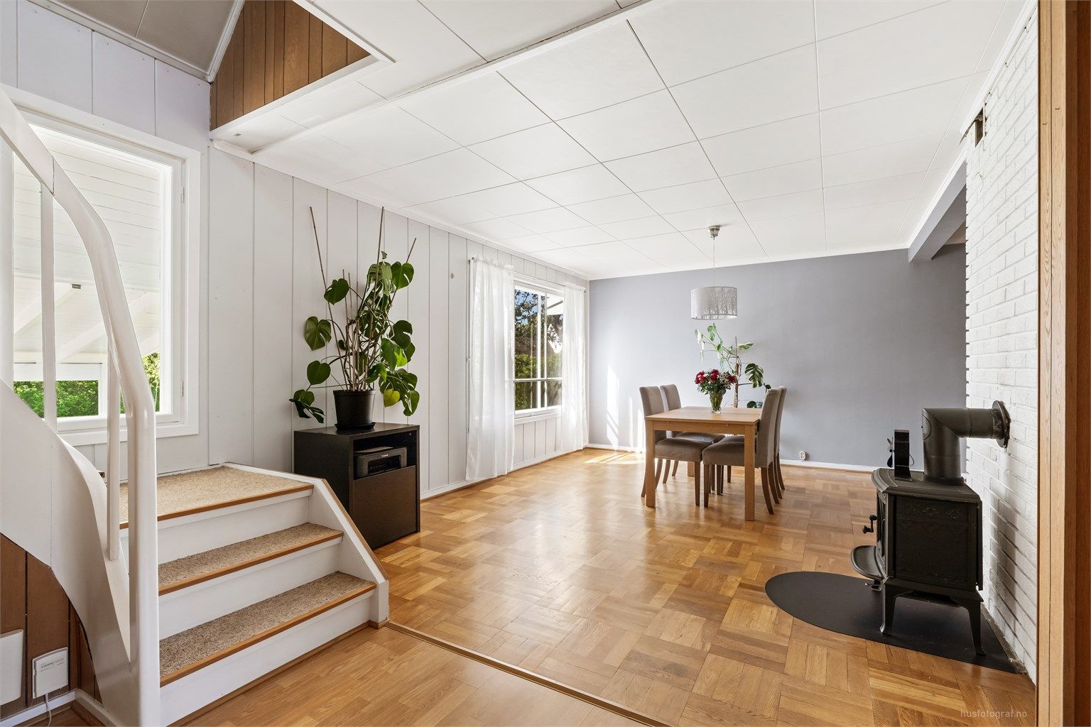 Gulvet i spisestuen er belagt med parkett, og trappen leder opp til loftsetasjen.