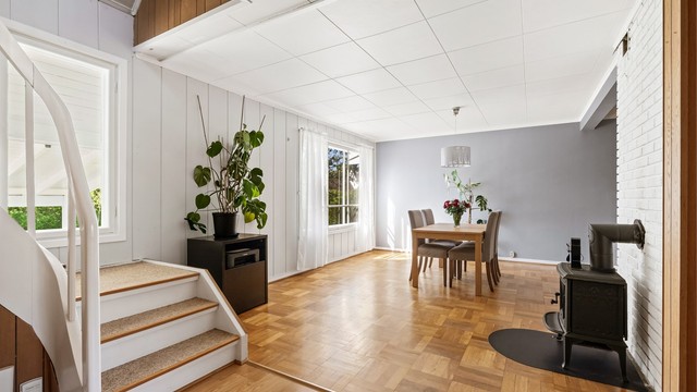 Gulvet i spisestuen er belagt med parkett, og trappen leder opp til loftsetasjen.