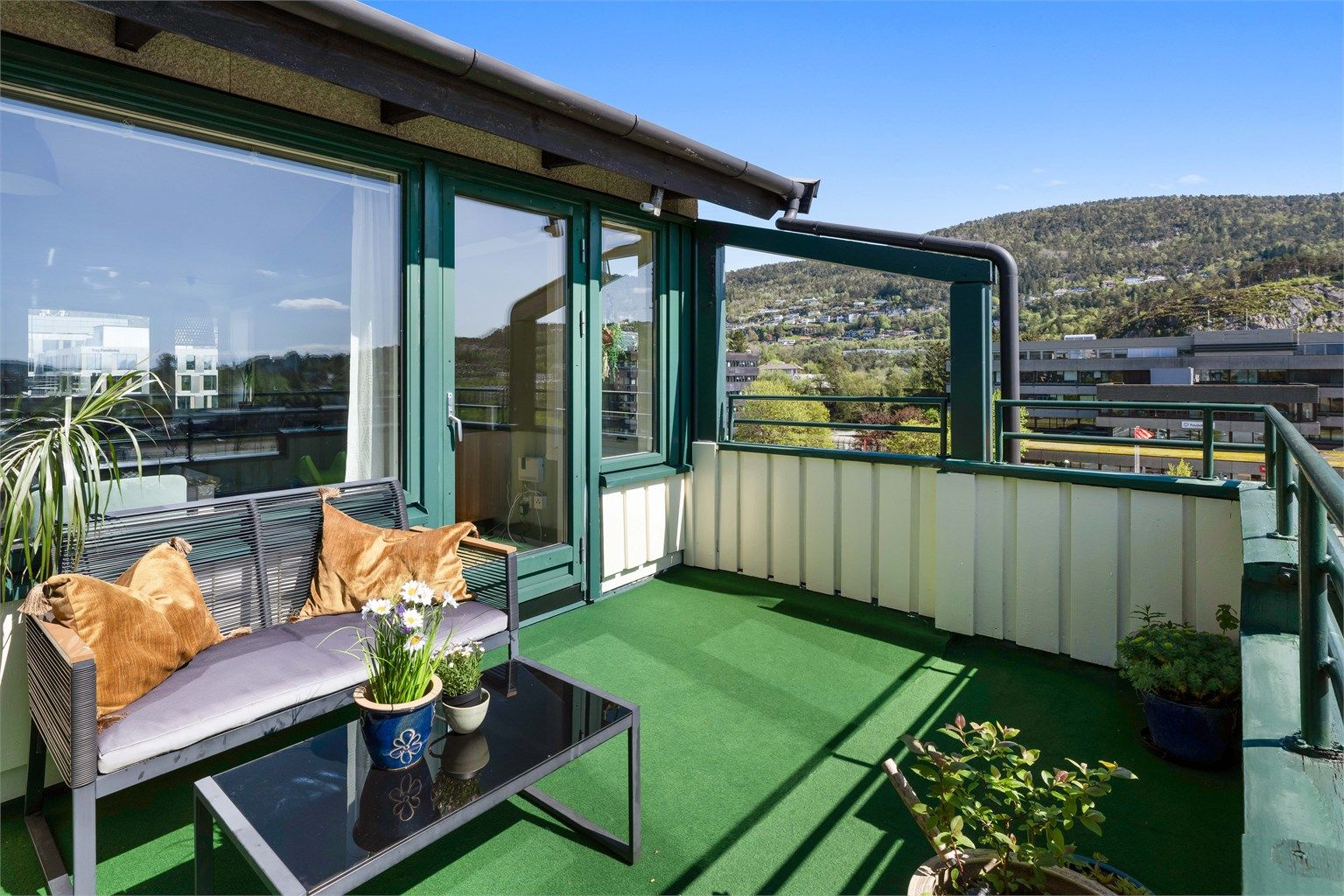 Velkommen til Ørnahaugen 46! En meget flott 3-roms toppleilighet med nydelig utsikt og svært sentral beliggenhet i Fyllingsdalen.