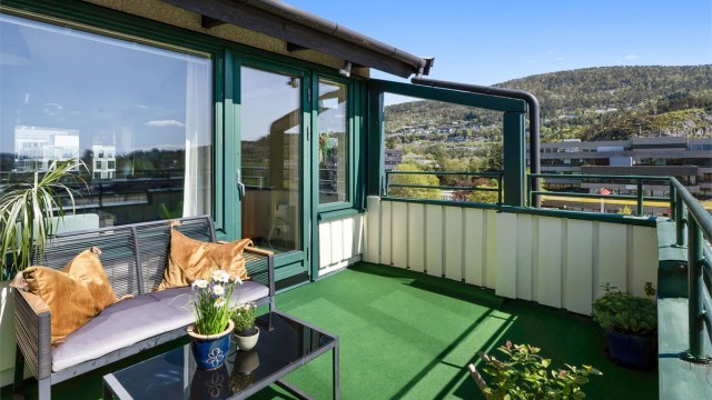 Velkommen til Ørnahaugen 46! En meget flott 3-roms toppleilighet med nydelig utsikt og svært sentral beliggenhet i Fyllingsdalen.