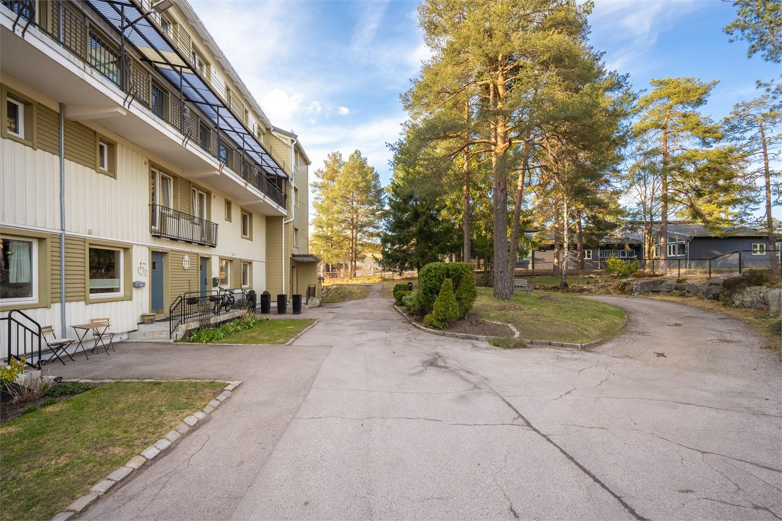 Eiendommen er en del av Vetlandsveien Borettslag, oppført i 1954.