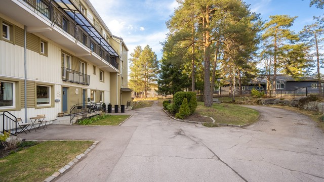 Eiendommen er en del av Vetlandsveien Borettslag, oppført i 1954.