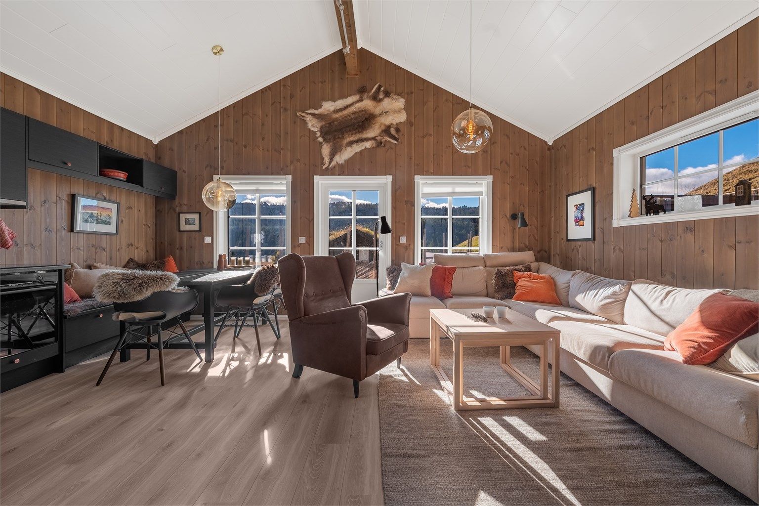 God takhøyde og vinduer som gir hytta mye fint og varmt lys 