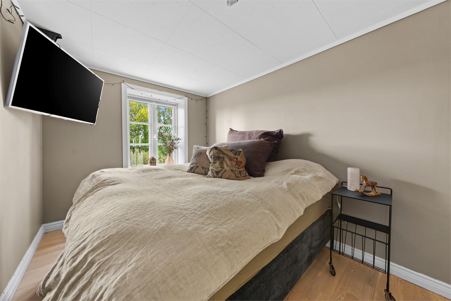 Utover dette er det godt med klesoppbevaring i tilliggende entré med skyvedørsgarderobe.