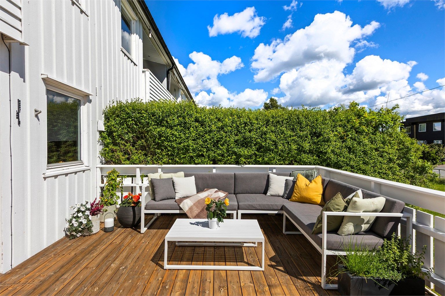 Her er det rikelig med plass til utemøbler og grill til sosiale sammenkomster.