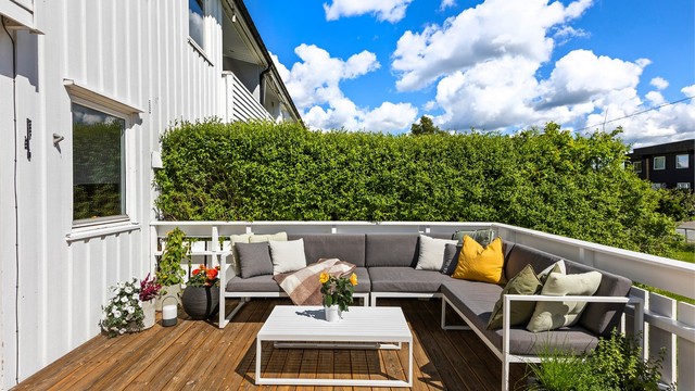 Her er det rikelig med plass til utemøbler og grill til sosiale sammenkomster.