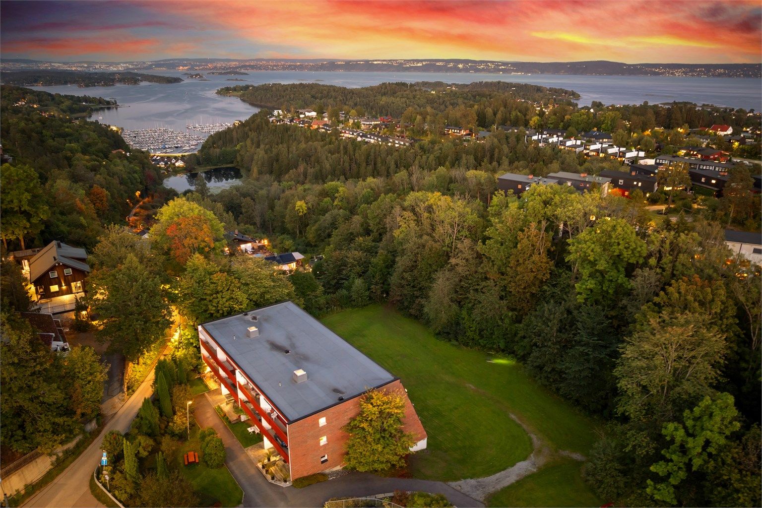 Velkommen til en sjønær utsiktsleilighet i Daletoppen 2! Foto: Zovenfra AS