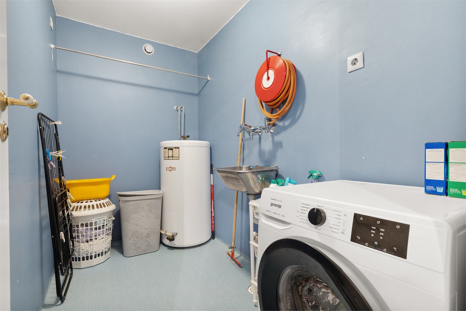 Boligen har en praktisk planløsning med eget vaskerom i underetasjen.
Foto: [Fotograf eller fotofirma]