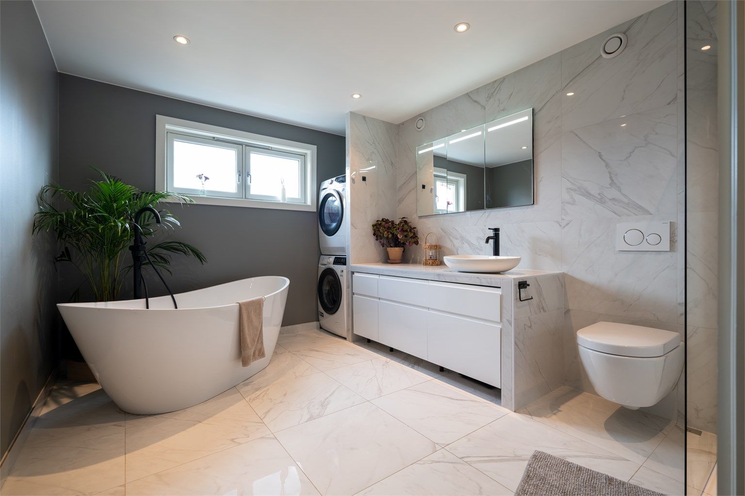 Pent, flislagt bad fra 2019 med varmekabler for en behagelig start på dagen.