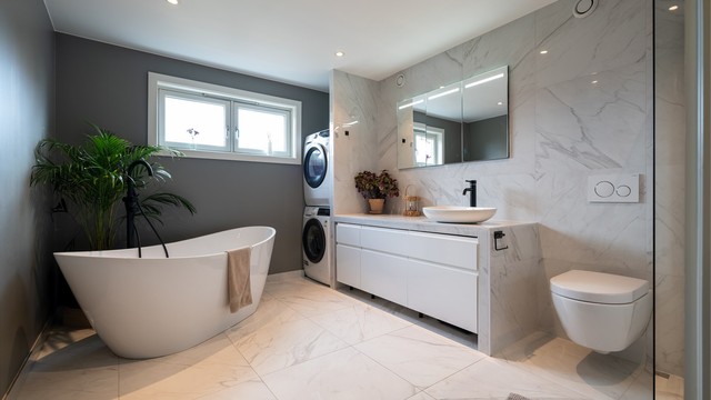 Pent, flislagt bad fra 2019 med varmekabler for en behagelig start på dagen.