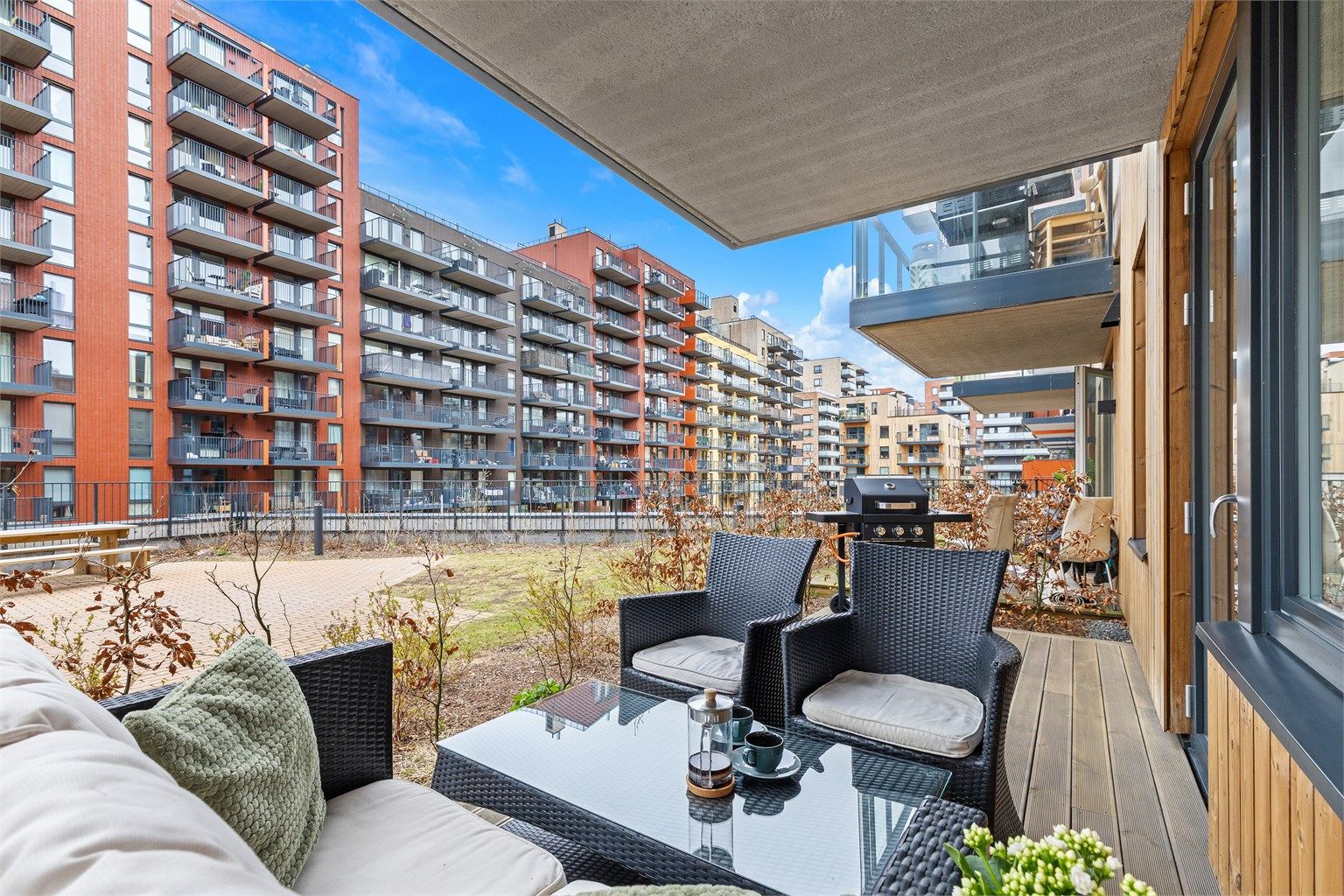 Leiligheten har en delvis-overbygget markterrasse med utsyn over nærområdet.