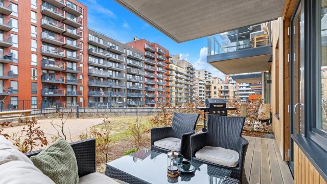 Leiligheten har en delvis-overbygget markterrasse med utsyn over nærområdet.