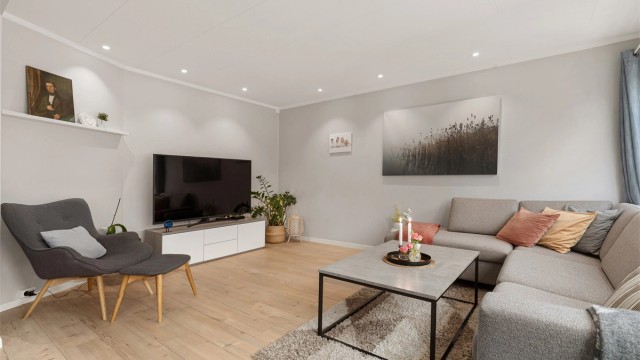 Lys og pen stue med god plass til romslig sofagruppe rundt tv
