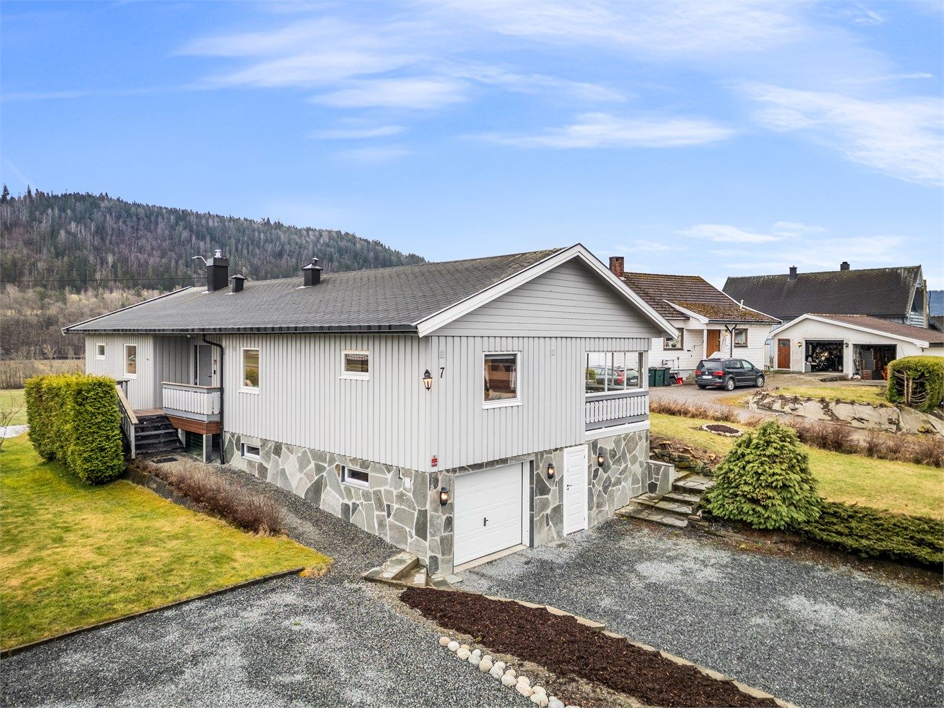 Parkering i garasje og på gårdsplassen. Foto: Emotional Landscape Production Ole Thoresen