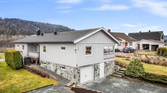 Parkering i garasje og på gårdsplassen. Foto: Emotional Landscape Production Ole Thoresen