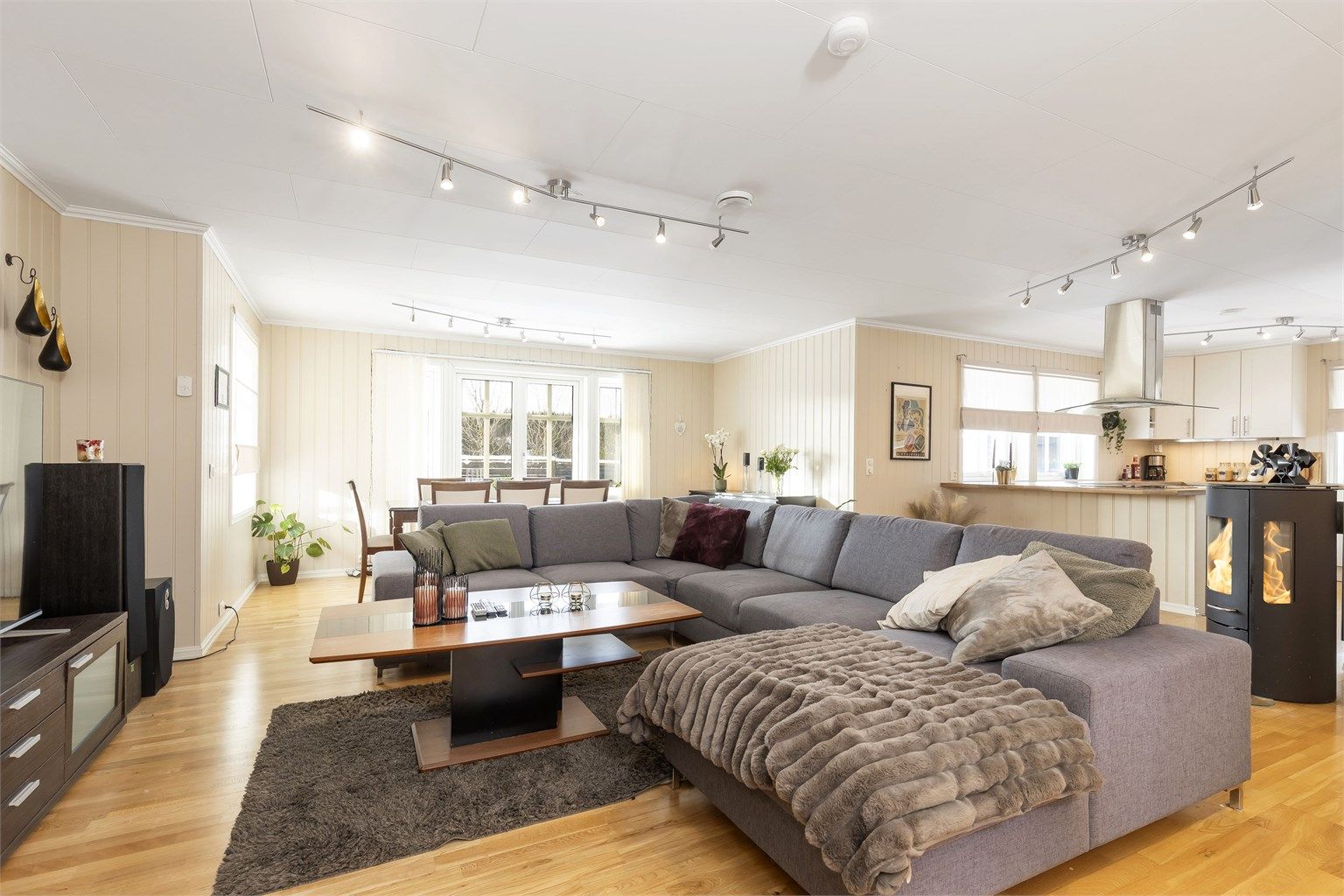 Stue og kjøkken i en praktisk åpen løsning