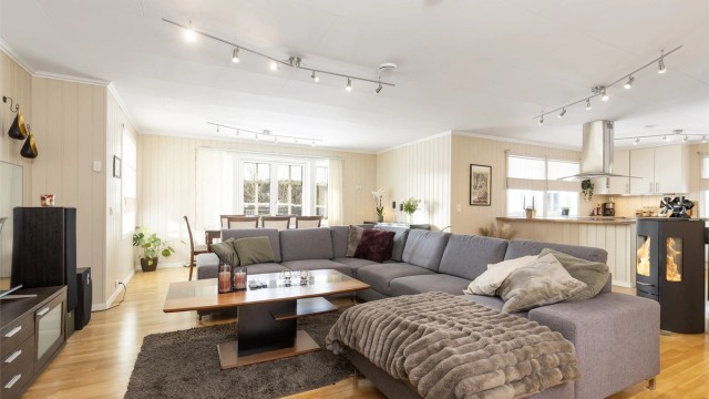 Stue og kjøkken i en praktisk åpen løsning