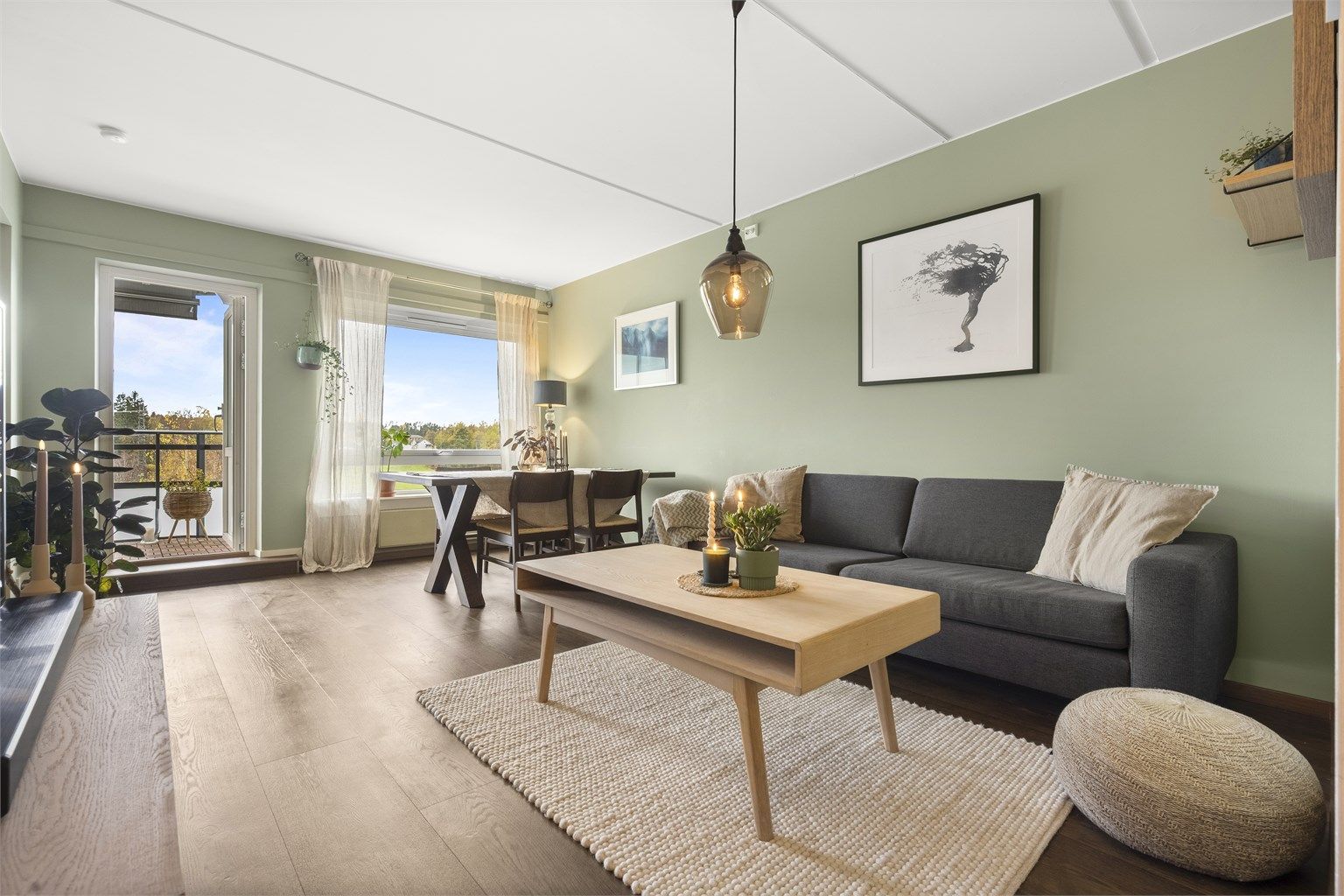 Store vindusflater slipper inn rikelig med lys og skaper en lys og luftig atmosfære i boligen. 