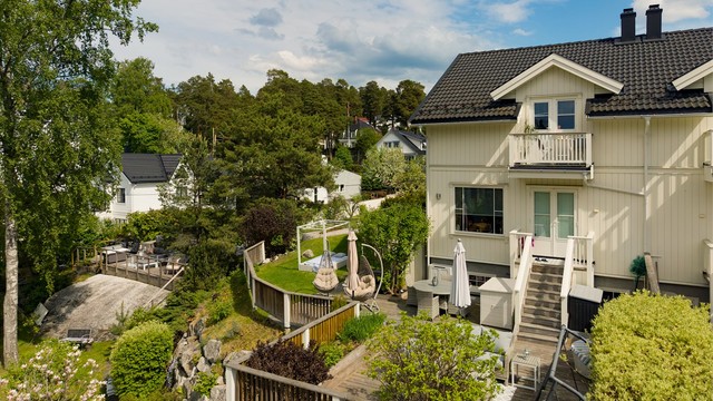 Tomten er smart utnyttet med terrasser, plattinger og hagearealer i ulike soner.