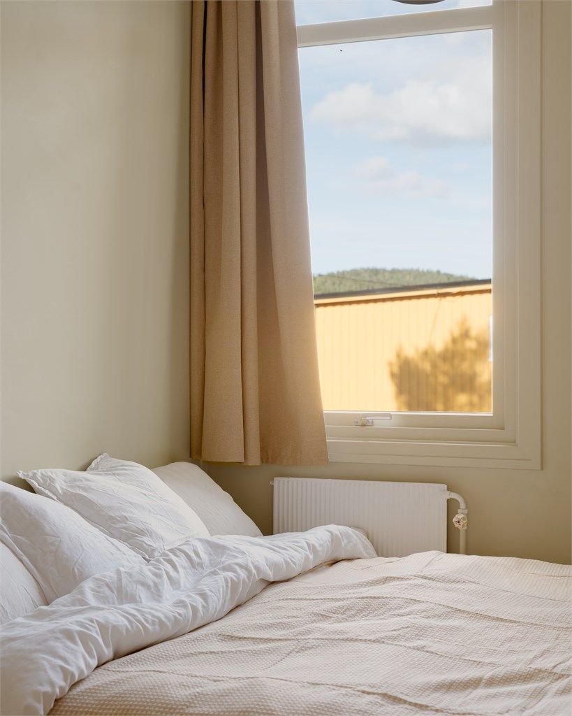 I forlengelsen av stuen ligger rommet som i dag brukes som gjesterom. Med innbydende farger og skogen som nærmeste nabo, er det duket for lange gjestelister!