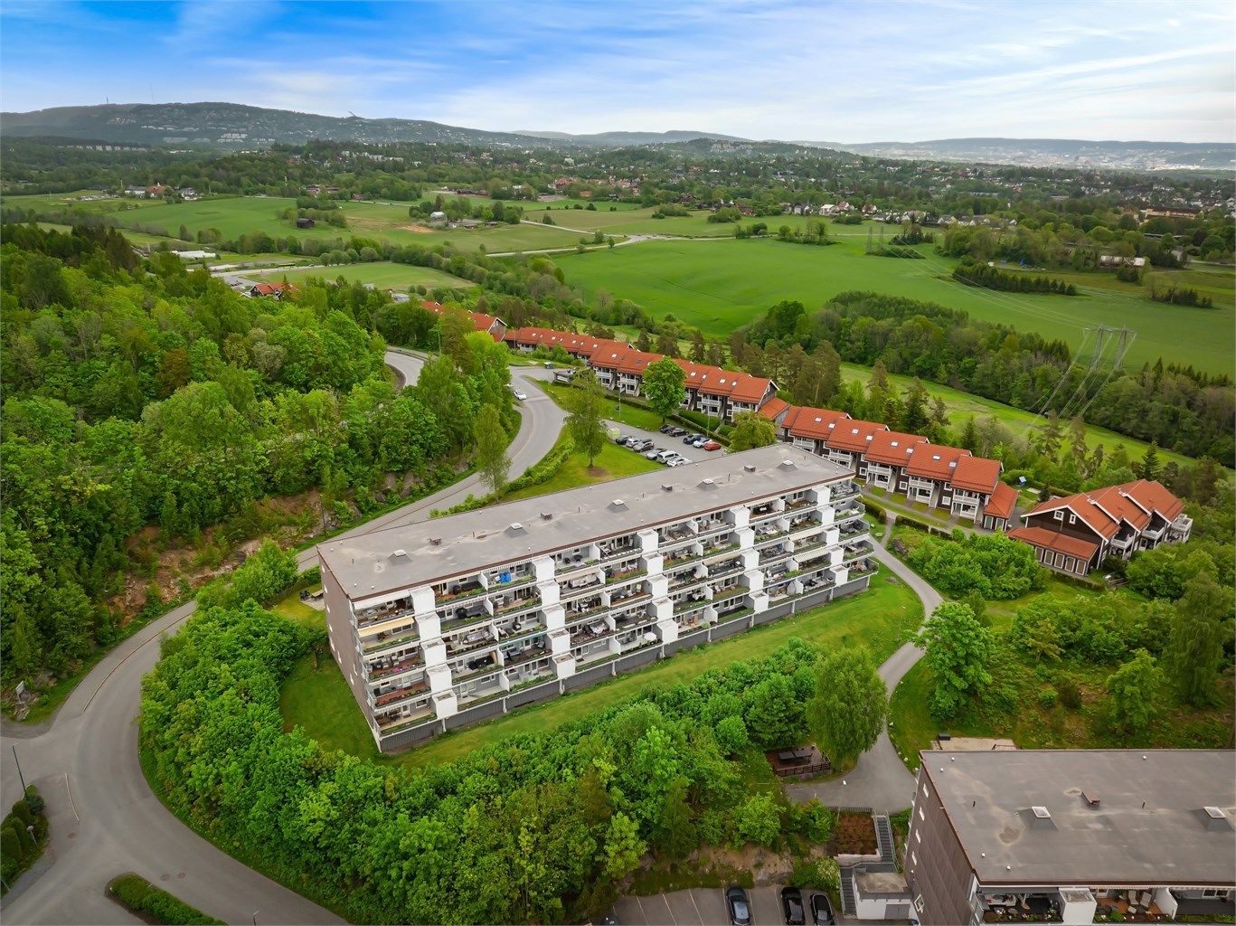 Mulig den beste plasseringen av alle boligblokkene i sameiet. Høyt og usjenert med flott solforhold fra tidlig morgen til sen og fantastisk utsikt flere retninger