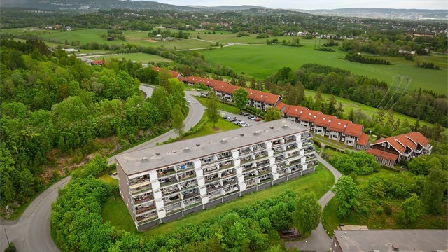 Mulig den beste plasseringen av alle boligblokkene i sameiet. Høyt og usjenert med flott solforhold fra tidlig morgen til sen og fantastisk utsikt flere retninger