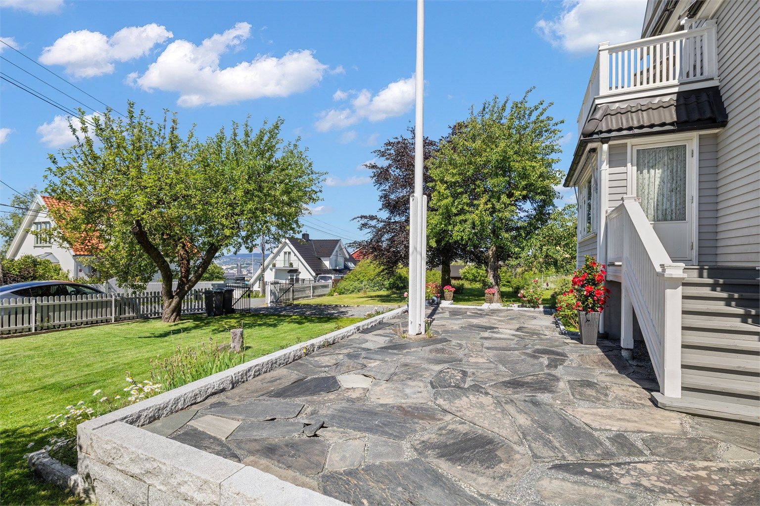 Terrassen og hagen gir rikelig med plass for utemøbler, lek og sosiale sammenkomster.