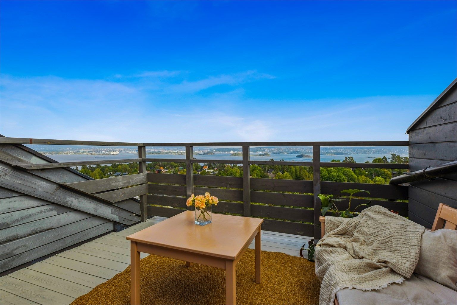 Pen 3-roms leilighet m/fantastisk fjordutsikt og gode solforhold -Alt på ett plan og kort vei til "alt" 