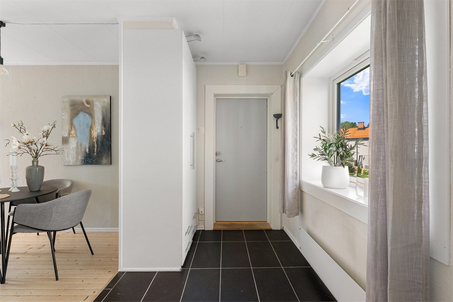 Leiligheten ligger i et veletablert og hyggelig boområde på Eiksmarka, med umiddelbar nærhet til turområder