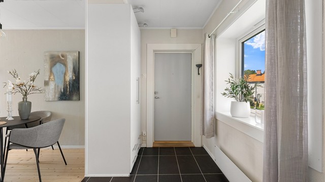Leiligheten ligger i et veletablert og hyggelig boområde på Eiksmarka, med umiddelbar nærhet til turområder