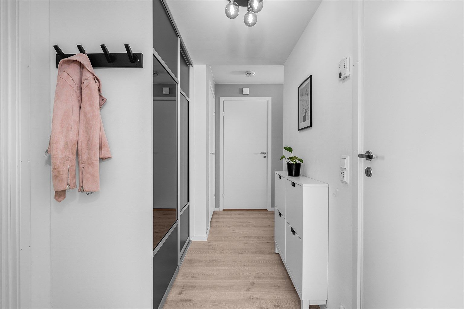 Velkommen inn | Plassbygd skyvedørsgarderobe i gangen.