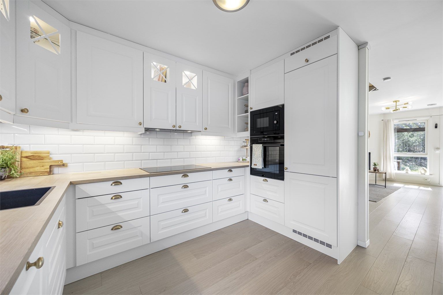 Alle hvitevarer er integrerte, inkludert stekeovn, mikrobølgeovn, kjøleskap og oppvaskmaskin.