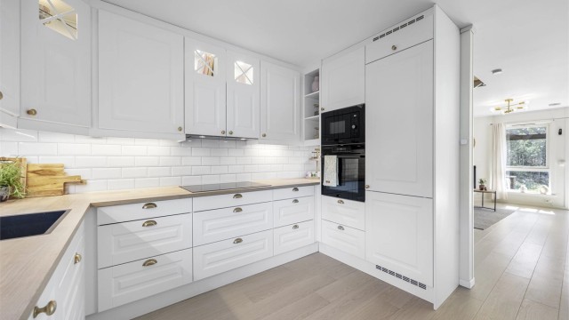 Alle hvitevarer er integrerte, inkludert stekeovn, mikrobølgeovn, kjøleskap og oppvaskmaskin.