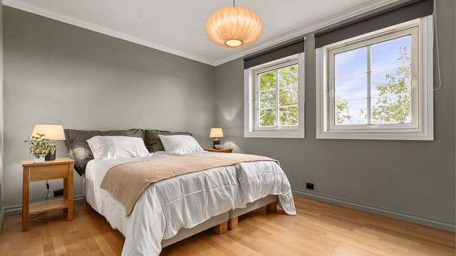 Hovedsoverommet i første etasje har god plass til dobbeltseng og vinduer som vender mot hagen.