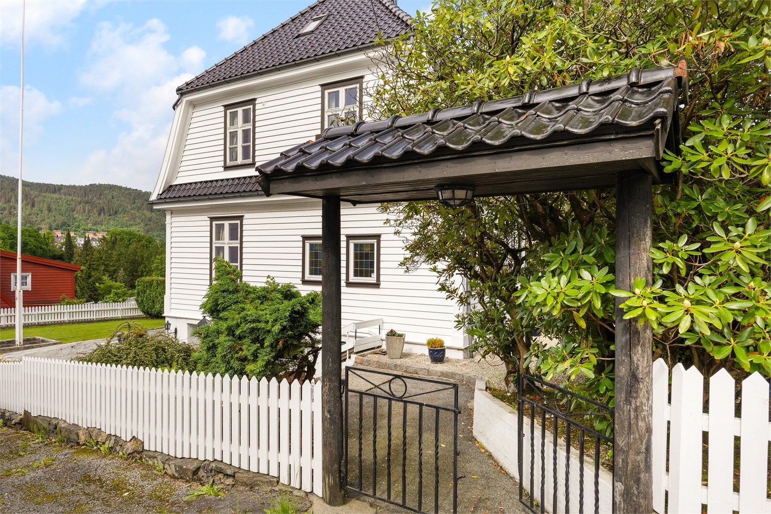 Koselig inngang fra sidegaten
