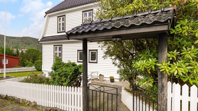 Koselig inngang fra sidegaten