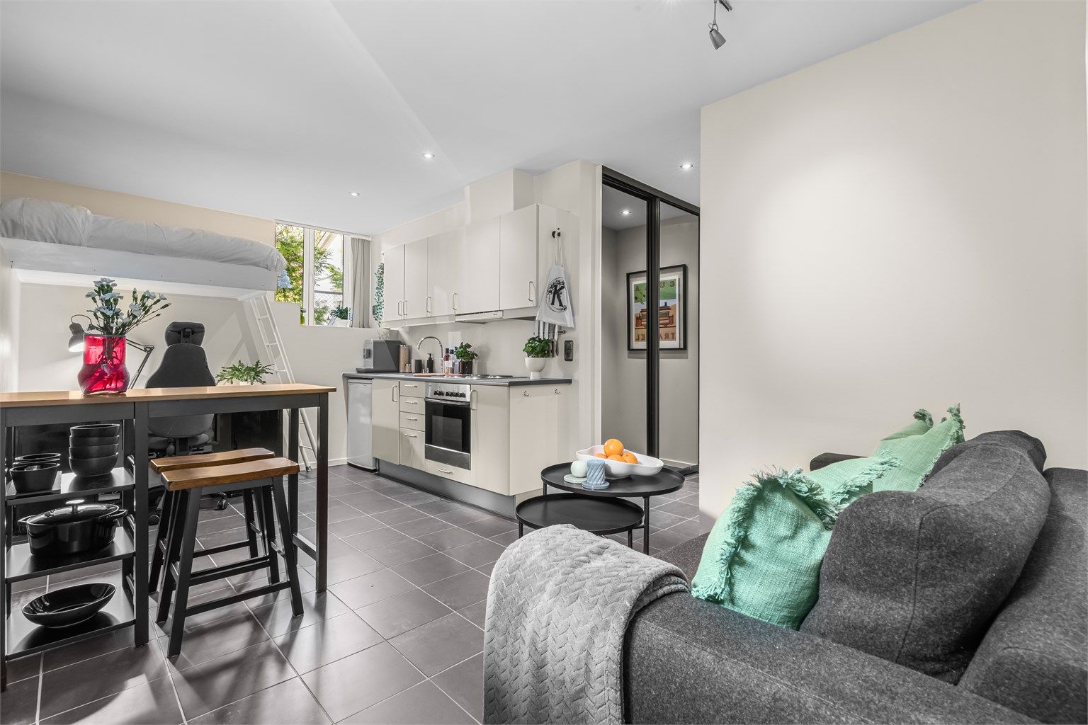 Leiligheten fremstår lys og luftig med gode løsninger som gjør det enkelt å utnytte plassen godt.