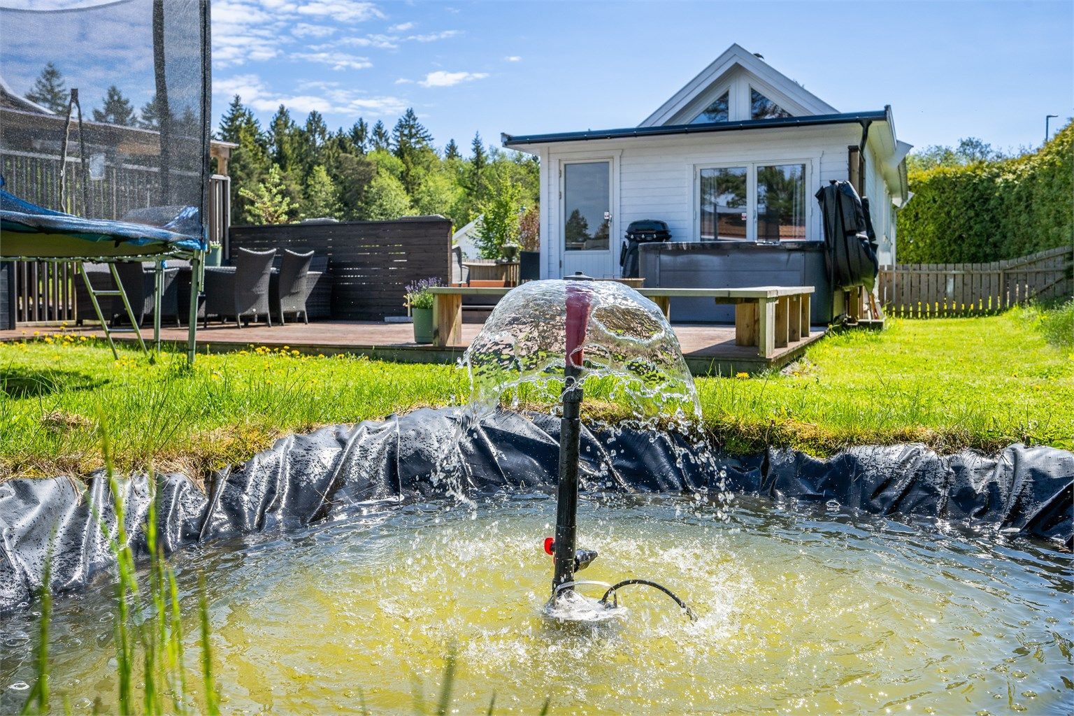 Hagen er variert opparbeidet med gressplen, svaberg, hellelagte gangstier og vakre beplantninger. 
