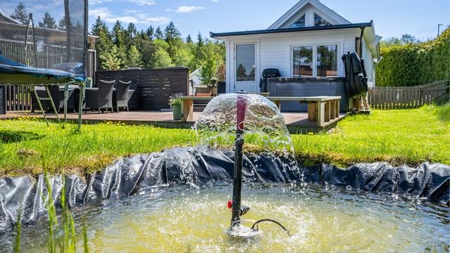 Hagen er variert opparbeidet med gressplen, svaberg, hellelagte gangstier og vakre beplantninger.