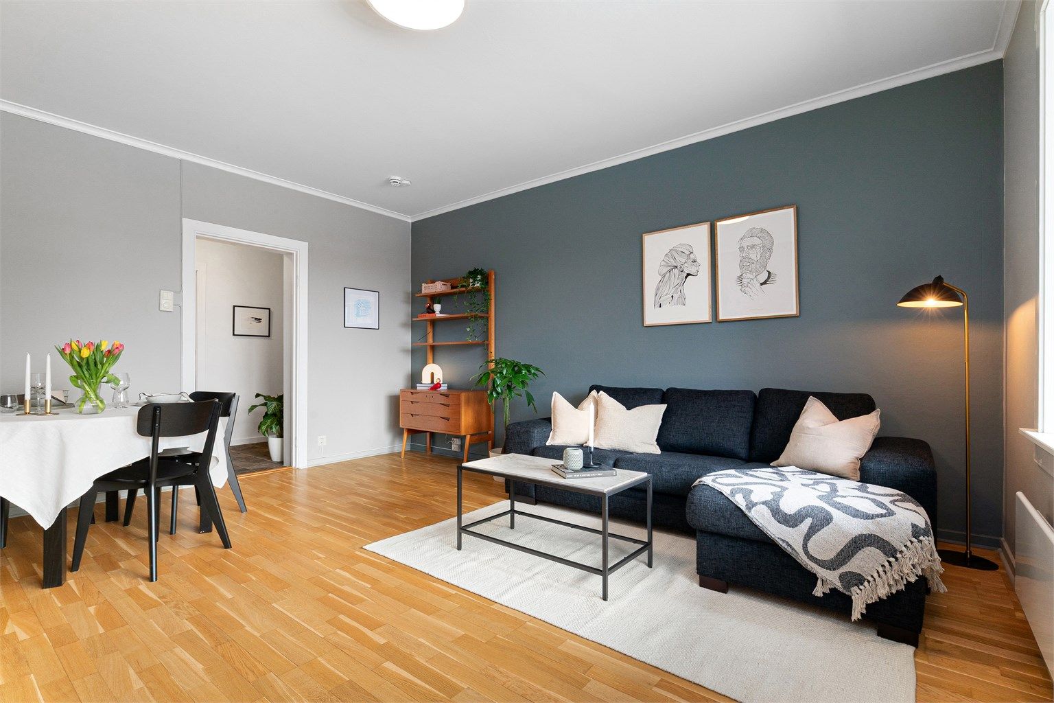   Romslig stue med god plass til både sofahjørne og spisebord. Foto: Hanne Bruland/Fotohanne