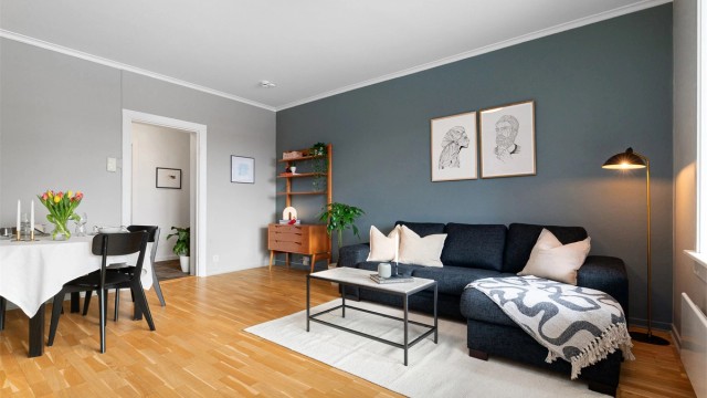 Romslig stue med god plass til både sofahjørne og spisebord. Foto: Hanne Bruland/Fotohanne
