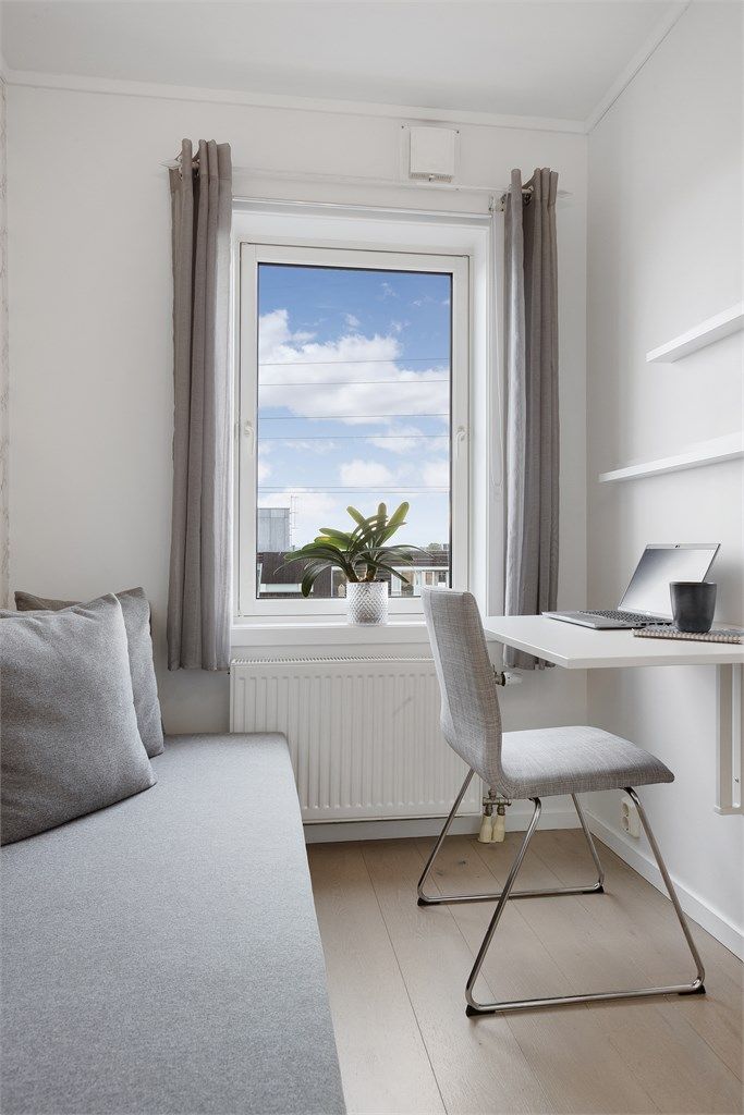 Det andre soverommet benyttes i dag som kontor og gjesterom, med plass til både skrivebord og sovesofa.