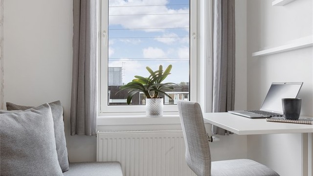 Det andre soverommet benyttes i dag som kontor og gjesterom, med plass til både skrivebord og sovesofa.